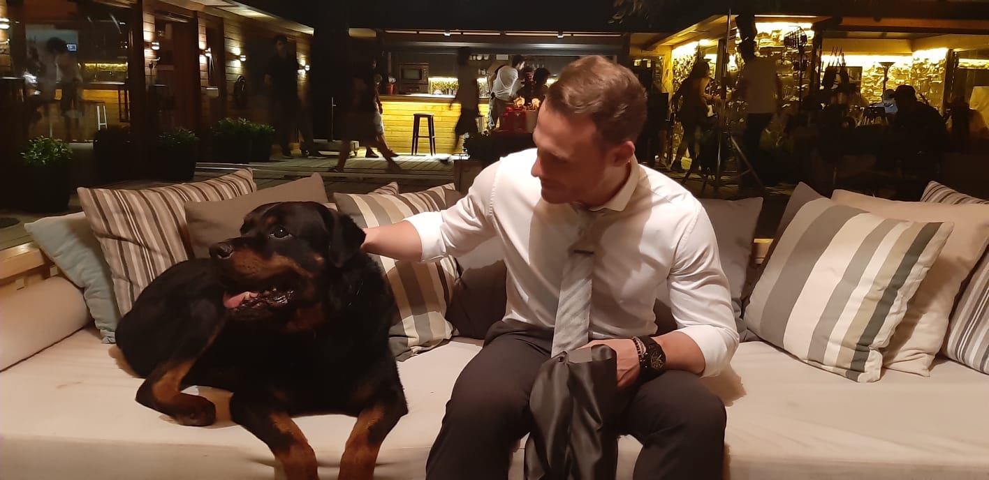 Sen çal Kapımı adlı dizi de basrol oyuncularindan köpeğimiz Küba dizide